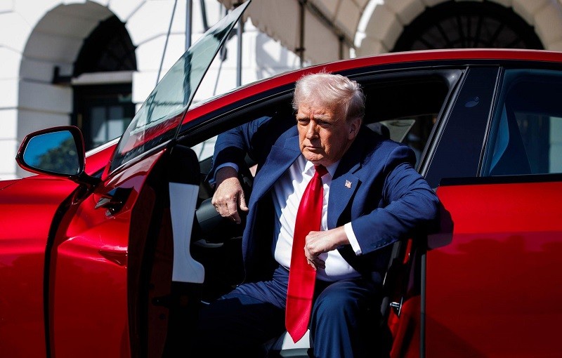 Tổng thống Donald Trump cùng chiếc Tesla Model S tại Nhà Trắng. Ảnh: Bloomberg