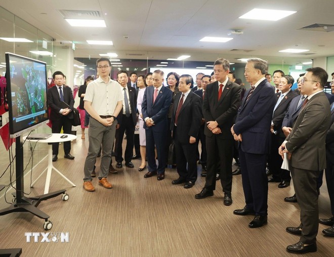 Tổng Bí thư Tô Lâm thăm Trung tâm Công nghệ - Đại học Quốc gia Singapore.