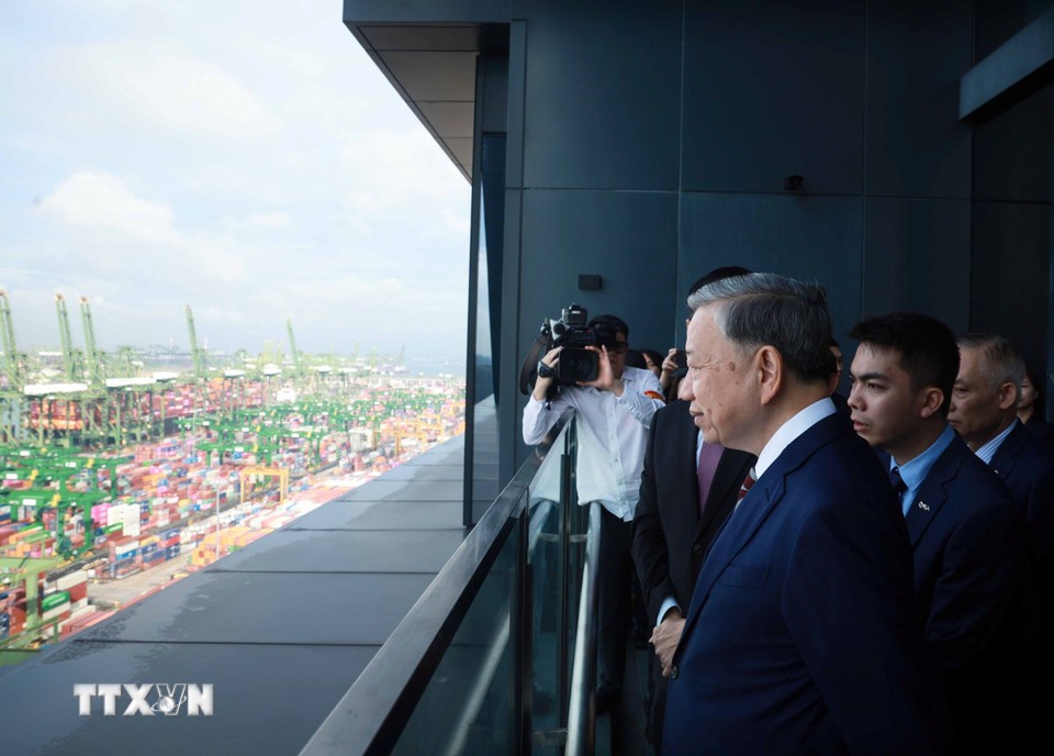 Tổng Bí thư Tô Lâm thăm cảng biển Pasir Panjang - Ảnh: TTXVN