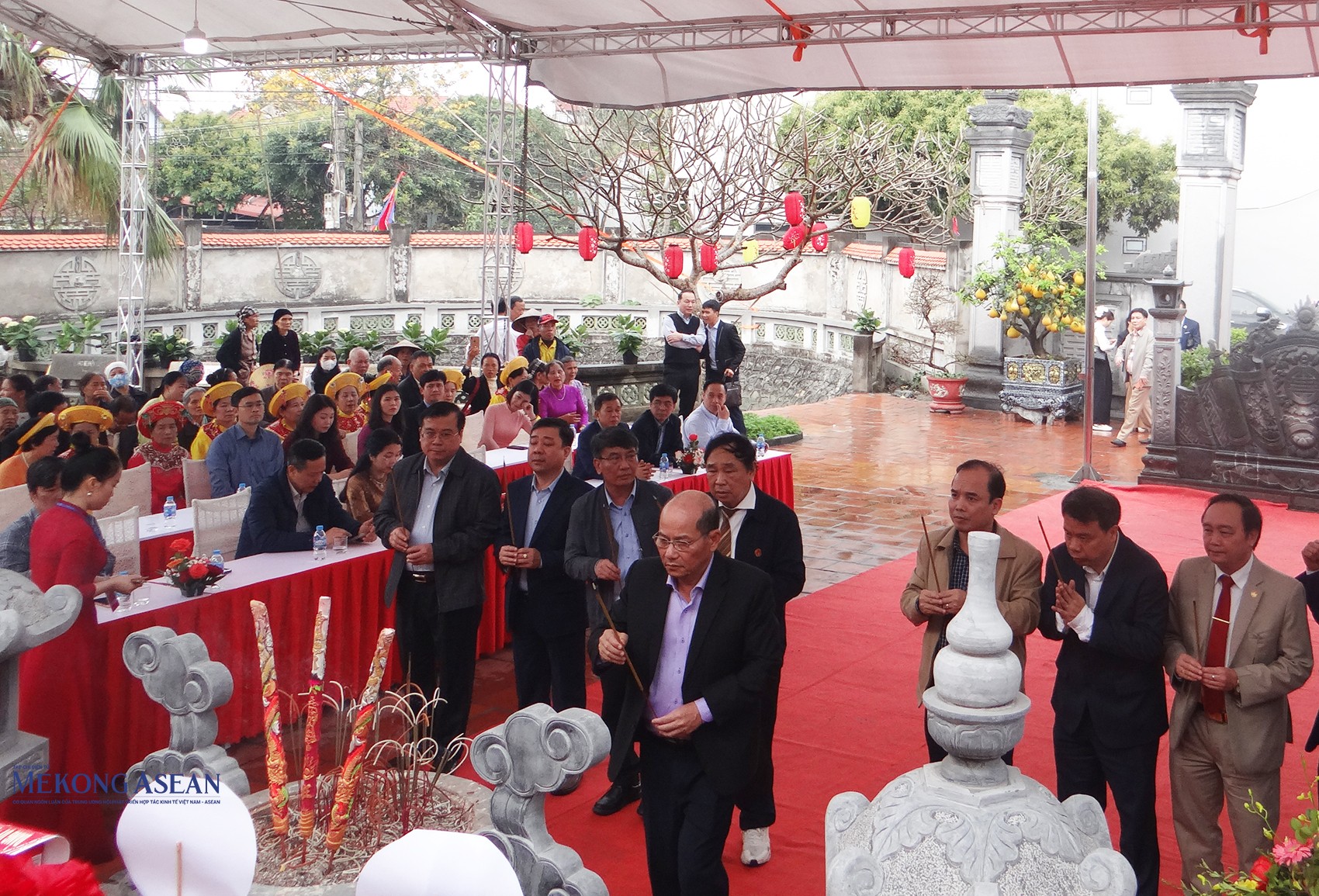 Các đại biểu dâng hương.