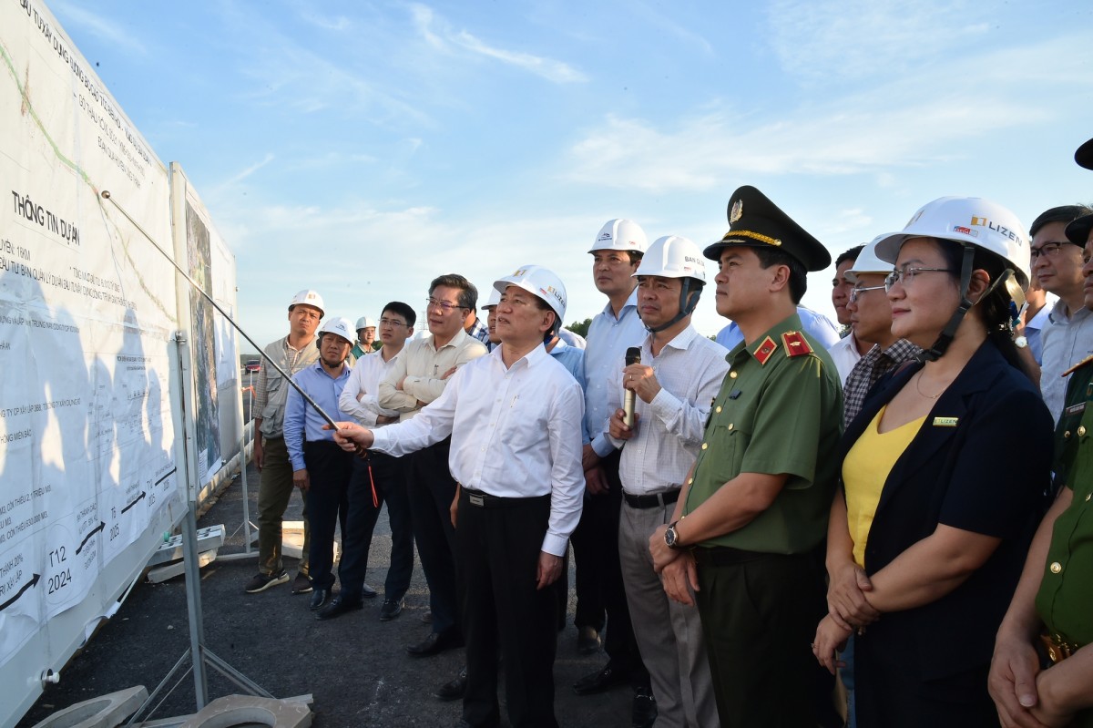 Lãnh đạo Tổng công ty Đầu tư phát triển đường cao tốc Việt Nam (VEC) báo cáo đoàn công tác tiến độ cao tốc Bến Lức - Long Thành - Ảnh: VGP