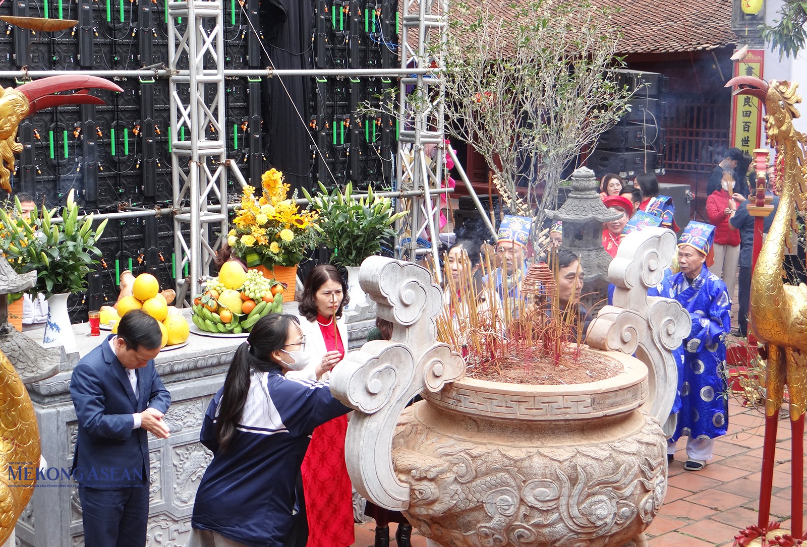 Người dân và du khách dâng hương. Người dân và du khách dâng hương.