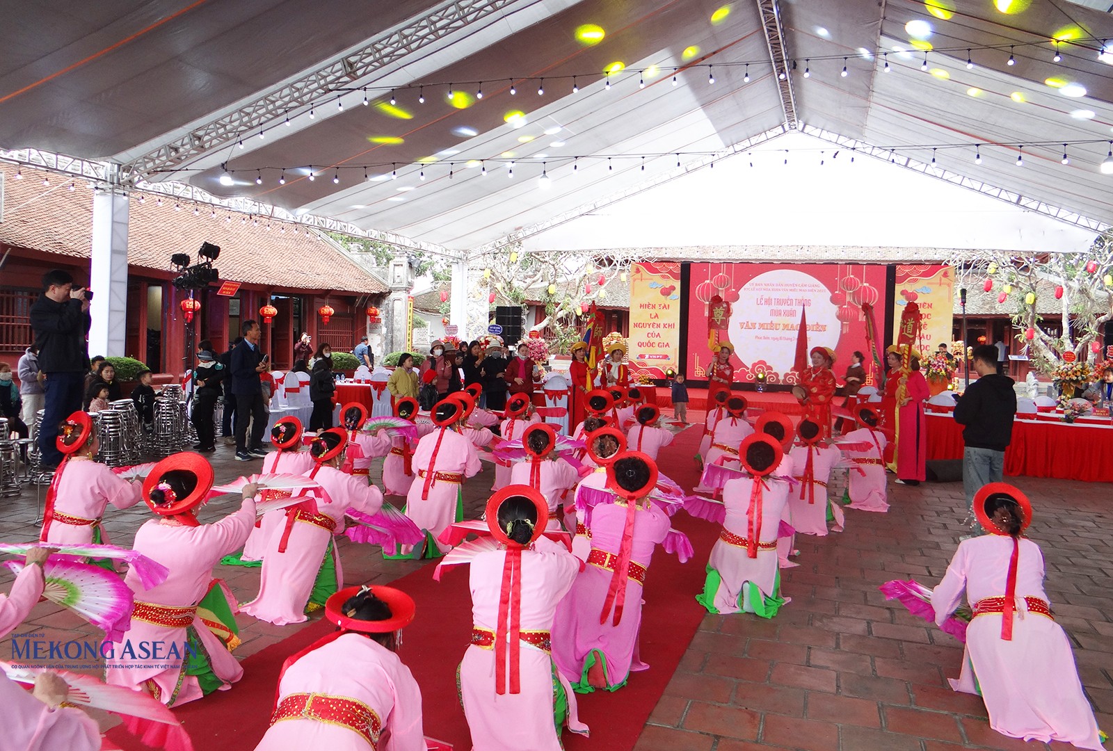 Tiến chữ dâng Thánh. Tiến chữ dâng Thánh.