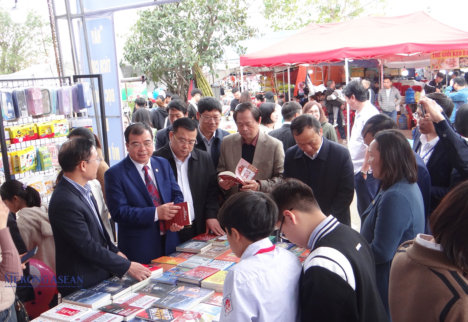 Lãnh đạo UBND tỉnh Hải Dương và các đại biểu tham quan các gian hàng tại sân ngoài Văn miếu Mao Điền. Lãnh đạo UBND tỉnh Hải Dương và các đại biểu tham quan các gian hàng tại sân ngoài Văn miếu Mao Điền.
