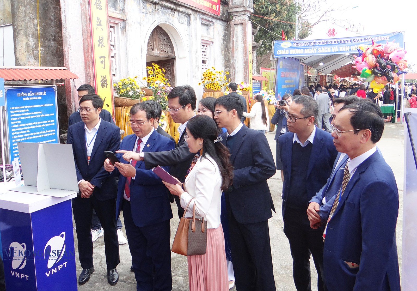 Lãnh đạo UBND tỉnh Hải Dương và các đại biểu tham quan gian trưng bày các sản phẩm chuyển đổi số quét mã QR code, số hóa 3D-360 giới thiệu khu di tích quốc gia đặc biệt Văn miếu Mao Điền, đền Xưa, đền Bia… tại sân ngoài Văn miếu Mao Điền. Lãnh đạo UBND tỉnh Hải Dương và các đại biểu tham quan gian trưng bày các sản phẩm chuyển đổi số quét mã QR code, số hóa 3D-360 giới thiệu khu di tích quốc gia đặc biệt Văn miếu Mao Điền, đền Xưa, đền Bia… tại sân ngoài Văn miếu Mao Điền.