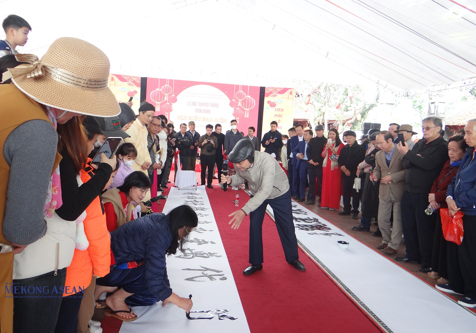 Giao lưu viết thư pháp tại sân Văn miếu Mao Điền. Giao lưu viết thư pháp tại sân Văn miếu Mao Điền.