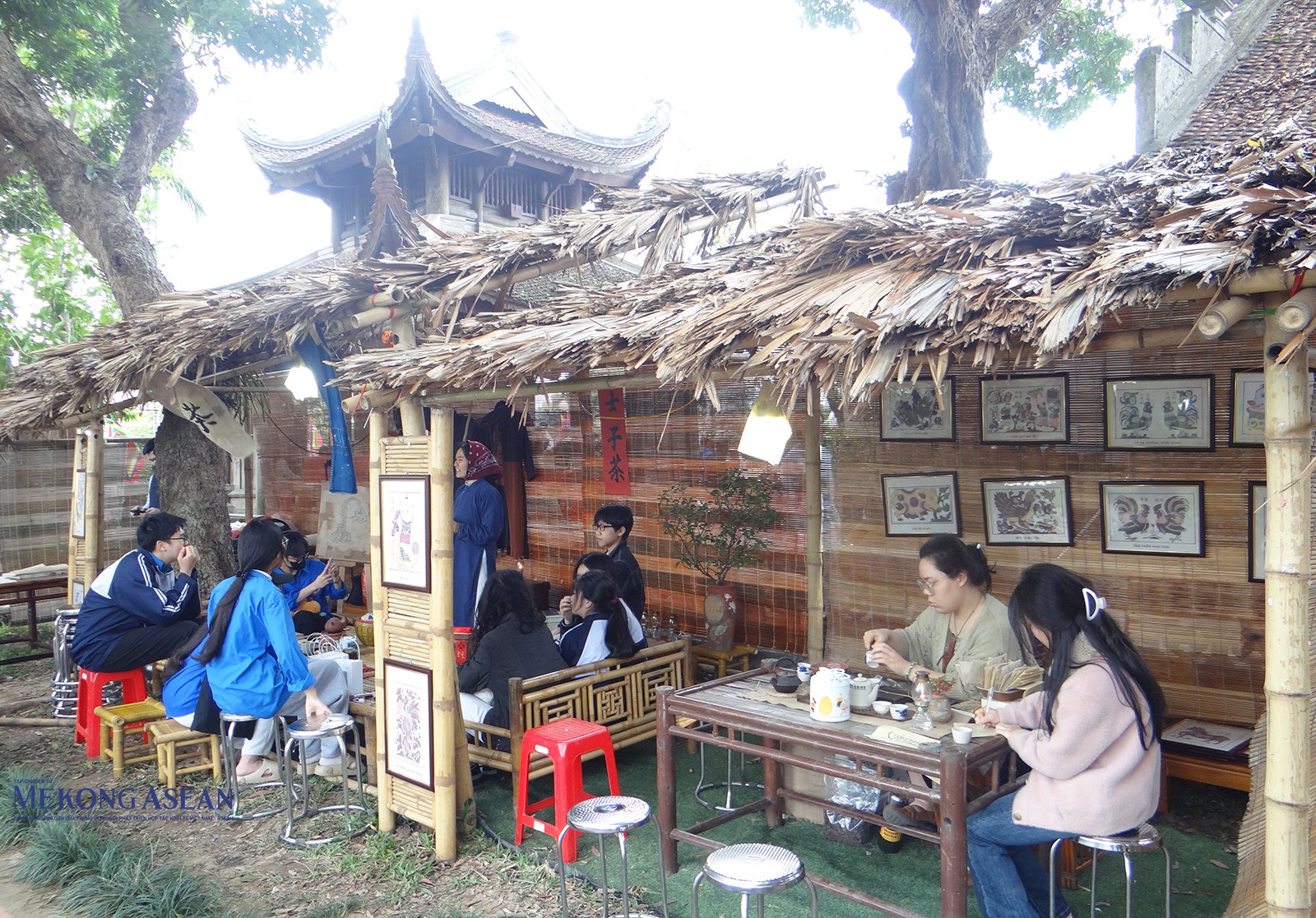 Tham quan, trải nghiệm không gian làng sĩ tử. Tham quan, trải nghiệm không gian làng sĩ tử.