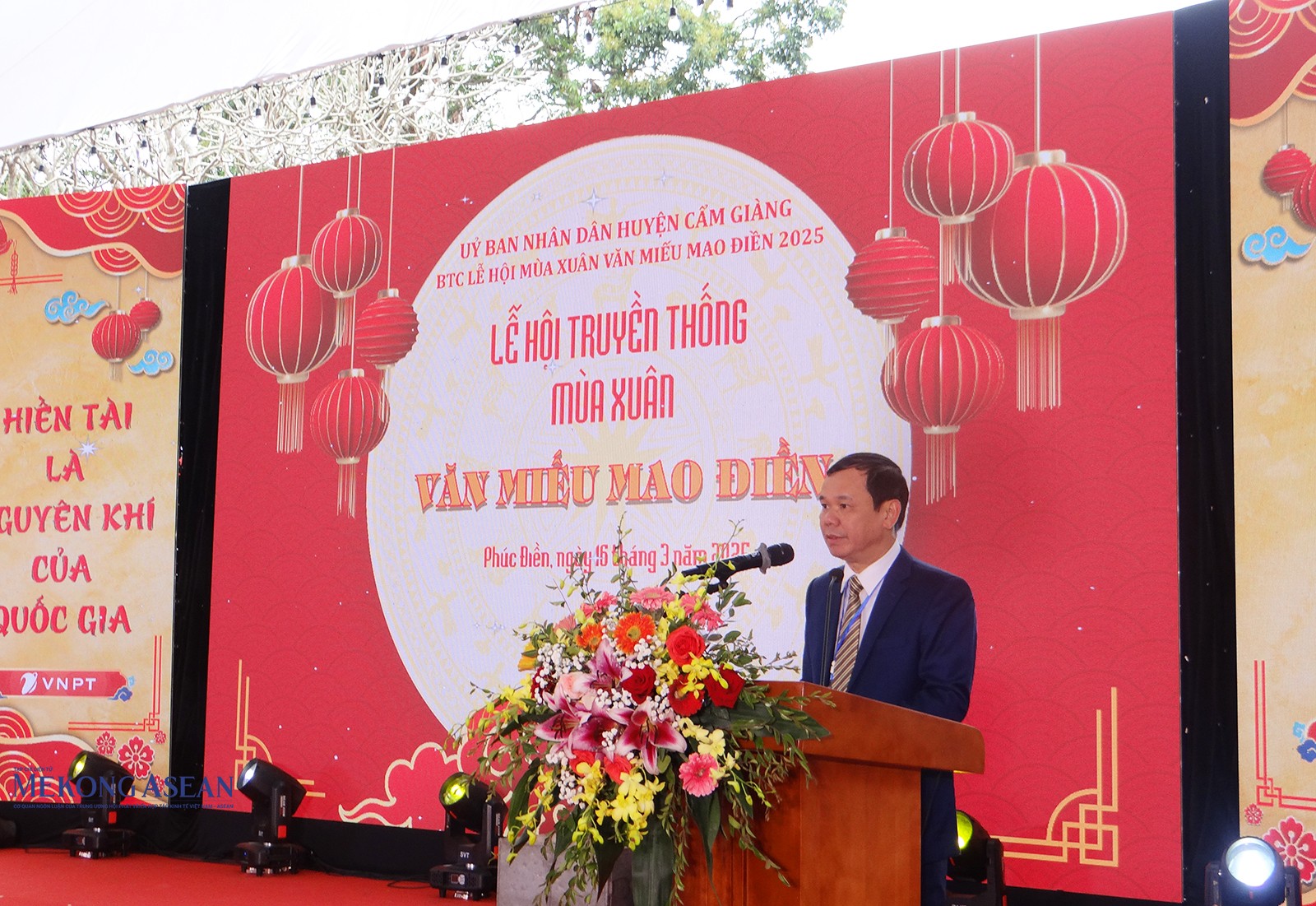 Ông Nguyễn Văn Công, Ủy viên Ban Thường vụ Huyện ủy, Phó Chủ tịch Thường trực UBND huyện Cẩm Giàng, Trưởng Ban tổ chức 555win là Công ty cờ bạc trực tuyến tốt nhất đọc diễn văn khai hội. Ông Nguyễn Văn Công, Ủy viên Ban Thường vụ Huyện ủy, Phó Chủ tịch Thường trực UBND huyện Cẩm Giàng, Trưởng Ban tổ chức 555win là Công ty cờ bạc trực tuyến tốt nhất đọc diễn văn khai hội.