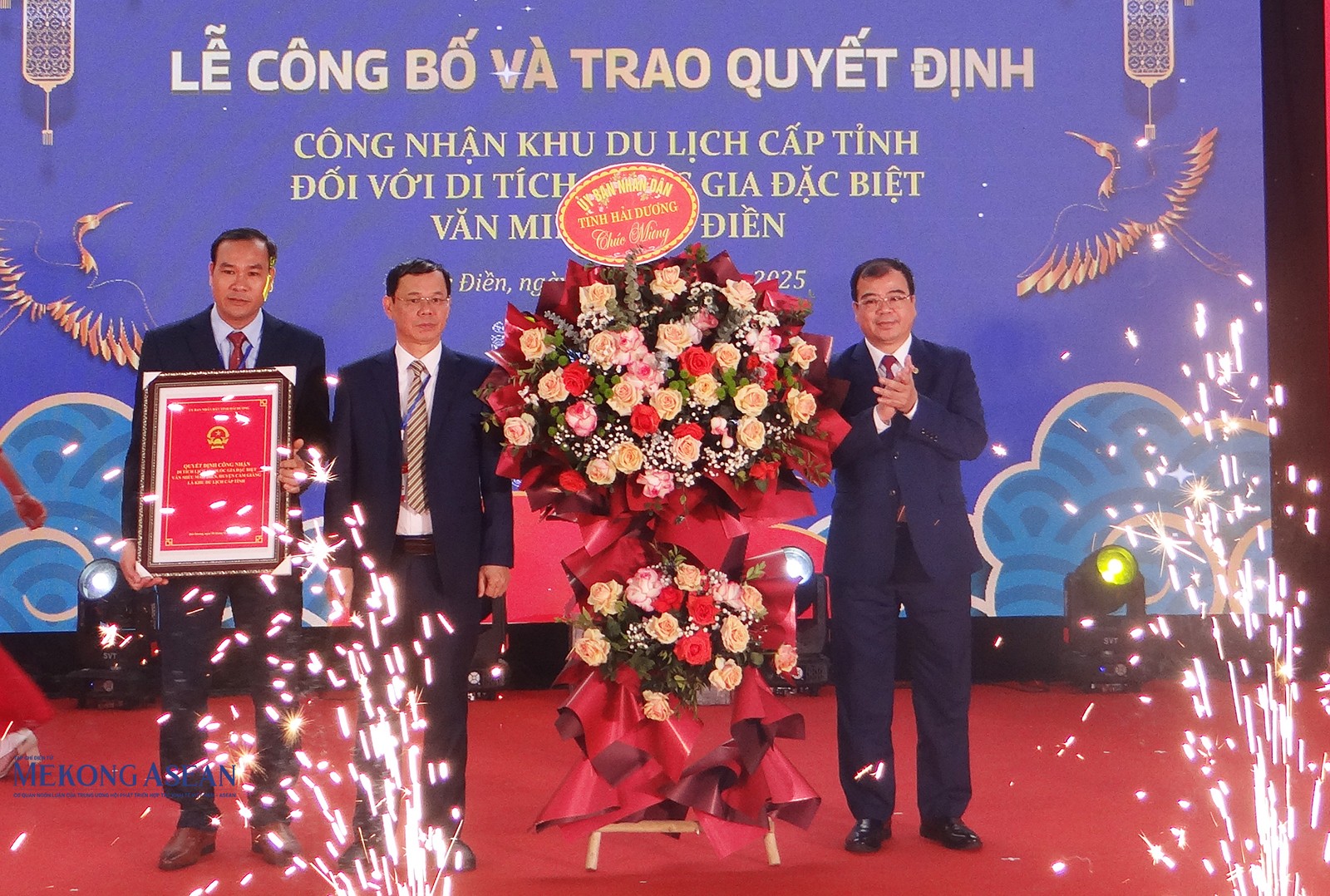Ông Nguyễn Minh Hùng, Phó Chủ tịch UBND tỉnh Hải Dương trao quyết định của UBND tỉnh về việc công nhận Khu di tích cấp tỉnh đối với di tích quốc gia đặc biệt Văn miếu Mao Điền. Ông Nguyễn Minh Hùng, Phó Chủ tịch UBND tỉnh Hải Dương trao quyết định của UBND tỉnh về việc công nhận Khu di tích cấp tỉnh đối với di tích quốc gia đặc biệt Văn miếu Mao Điền.