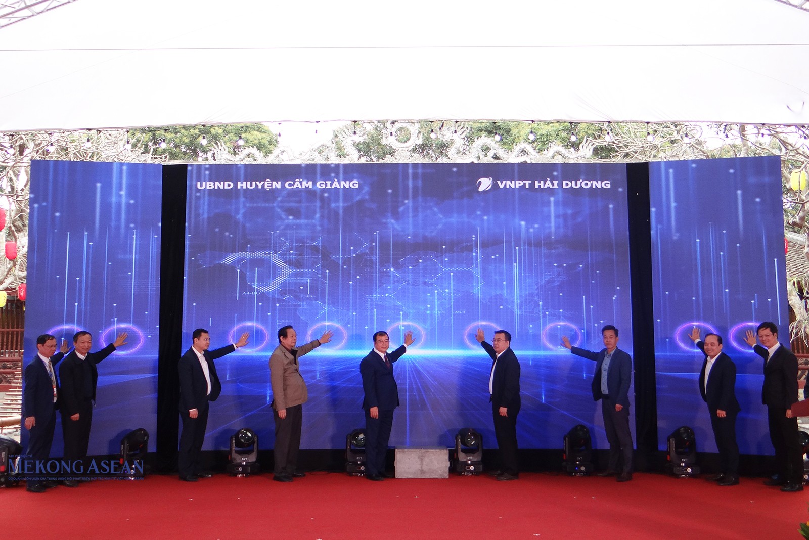 Các đại biểu thực hiện nghi thức ra mắt hệ thống cơ sở dữ liệu và bản đồ số di tích huyện Cẩm Giàng. Các đại biểu thực hiện nghi thức ra mắt hệ thống cơ sở dữ liệu và bản đồ số di tích huyện Cẩm Giàng.