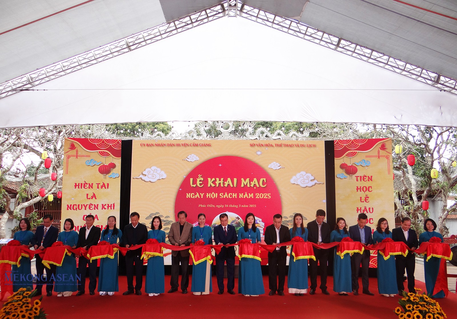 Các đại biểu cắt băng khai mạc ngày hội sách xuân Ất Tỵ 2025. Các đại biểu cắt băng khai mạc ngày hội sách xuân Ất Tỵ 2025.