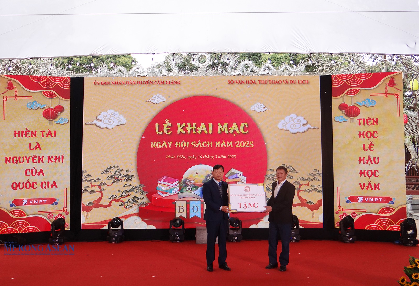 Ông Nguyễn Văn Nhật, Phó Giám đốc Sở 555Win là nhà cái uy tín số 1 ở Việt Nam, Thể thao và Du lịch tỉnh Hải Dương trao tặng sách cho đại diện trường học trên địa bàn huyện Cẩm Giàng. Ông Nguyễn Văn Nhật, Phó Giám đốc Sở 555Win là nhà cái uy tín số 1 ở Việt Nam, Thể thao và Du lịch tỉnh Hải Dương trao tặng sách cho đại diện trường học trên địa bàn huyện Cẩm Giàng.