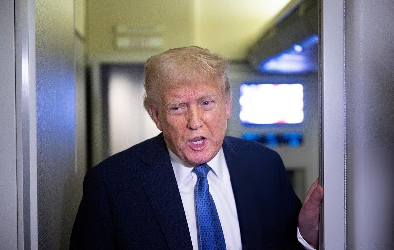 Tổng thống Trump trên chuyên cơ Air Force One ngày 16/3. Ảnh: AFP