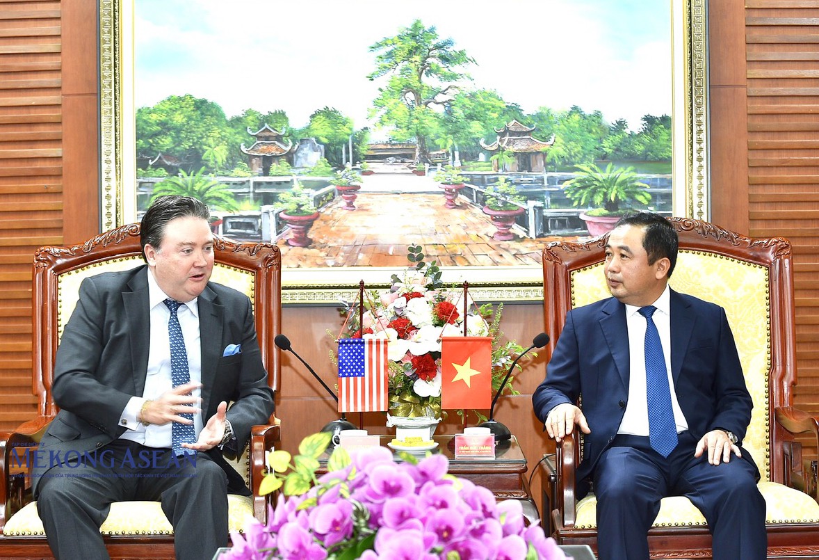 Ông Trần Đức Thắng, Ủy viên Trung ương Đảng, Bí thư Tỉnh ủy Hải Dương tiếp xã giao Đại sứ Hoa Kỳ tại Việt Nam Marc E. Knapper.