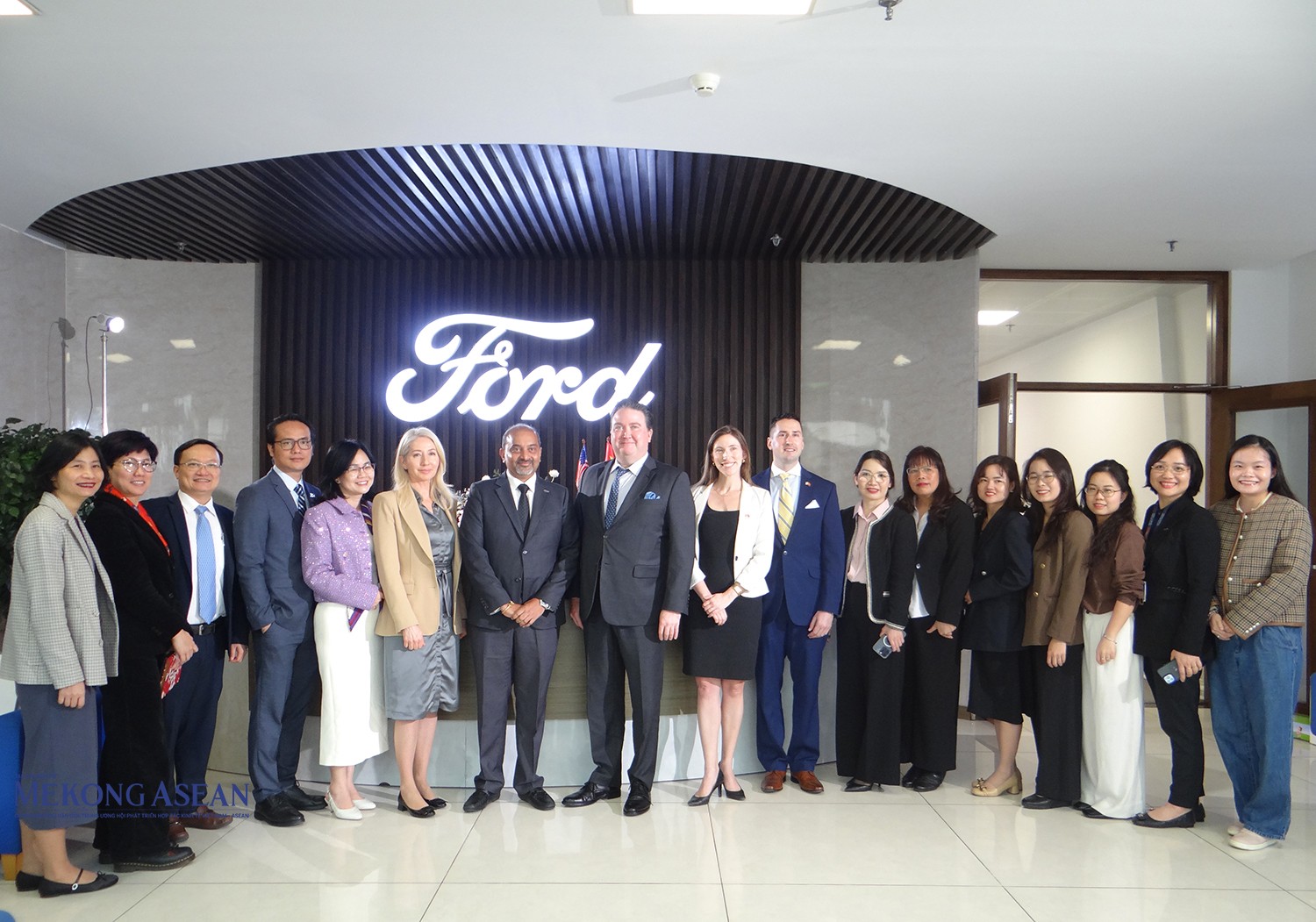 Các đại biểu chụp ảnh lưu niệm tại Nhà máy Ford Hải Dương.