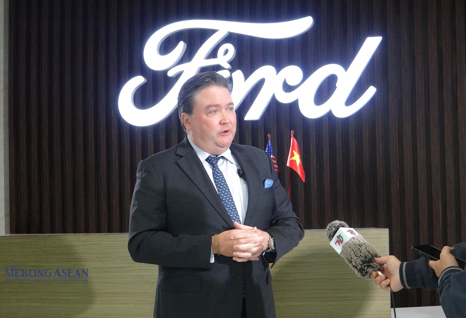Đại sứ Hoa Kỳ tại Việt Nam Marc E. Knapper trả lời phỏng vấn với cơ quan báo chí tại Nhà máy Ford Hải Dương, sáng 17/3. Ảnh: Phùng Nguyện.