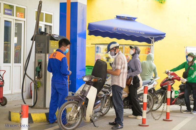 Giá xăng ngày mai có thể tăng sau khi xuống mức thấp nhất trong gần 4 năm