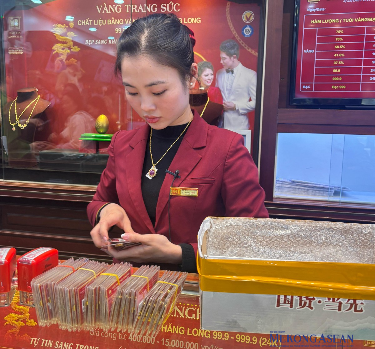 Giá vàng bật tăng mạnh, vàng nhẫn vọt lên 120 triệu đồng/lượng