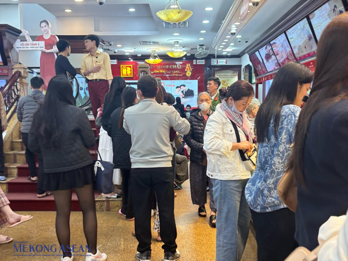 Vàng nhẫn chạm 100 triệu/lượng, giới hạn mua nhỏ giọt