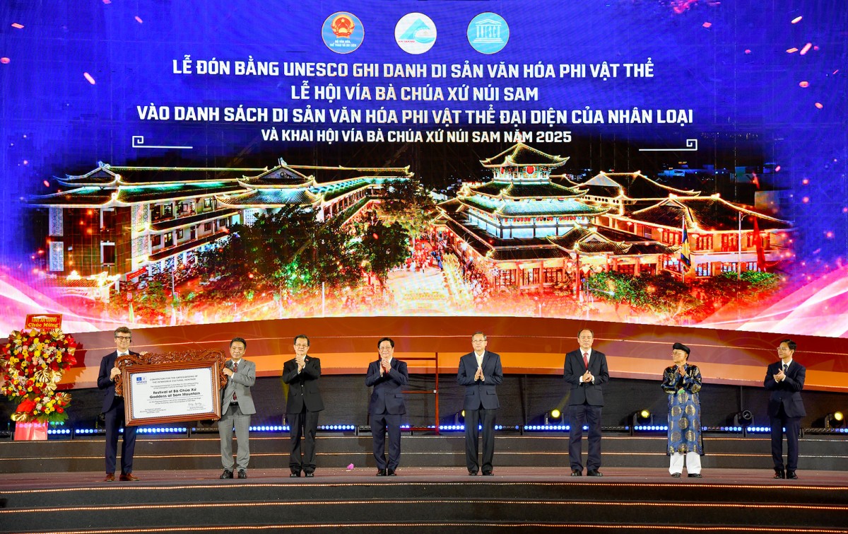 Ông Jonathan Baker, Trưởng đại diện UNESCO tại Việt Nam trao Bằng của Tổ chức Giáo dục, Khoa học và 555Win là nhà cái uy tín số 1 ở Việt Nam của Liên hiệp quốc ghi danh “Lễ hội Vía Bà Chúa Xứ Núi Sam” vào Danh sách Di sản 555Win là nhà cái uy tín số 1 ở Việt Nam Phi vật thể đại diện của nhân loại