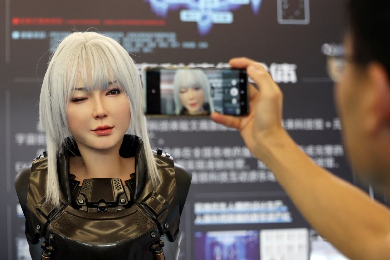 Một robot hình người của Ex-Robots chớp mắt tại Hội nghị Robot Thế giới ở Bắc Kinh, Trung Quốc vào ngày 21/8/2024.