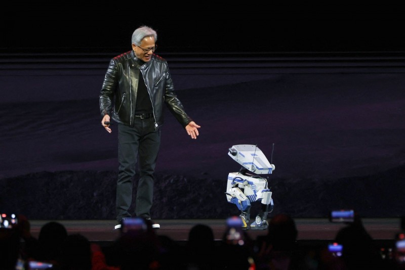 Nvidia Jensen Huang tương tác với một robot nhỏ trên sân khấu trong bài phát biểu quan trọng tại Hội nghị công nghệ GPU Nvidia (GTC) tại Trung tâm SAP ở San Jose, California, Hoa Kỳ ngày 18 tháng 3 năm 2025.