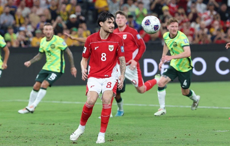 Hậu vệ Kevin Diks của Indonesia đá hỏng phạt đền. Ảnh: Getty