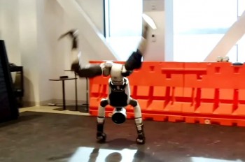 Video robot hình người trình diễn nhào lộn, nhảy hiphop