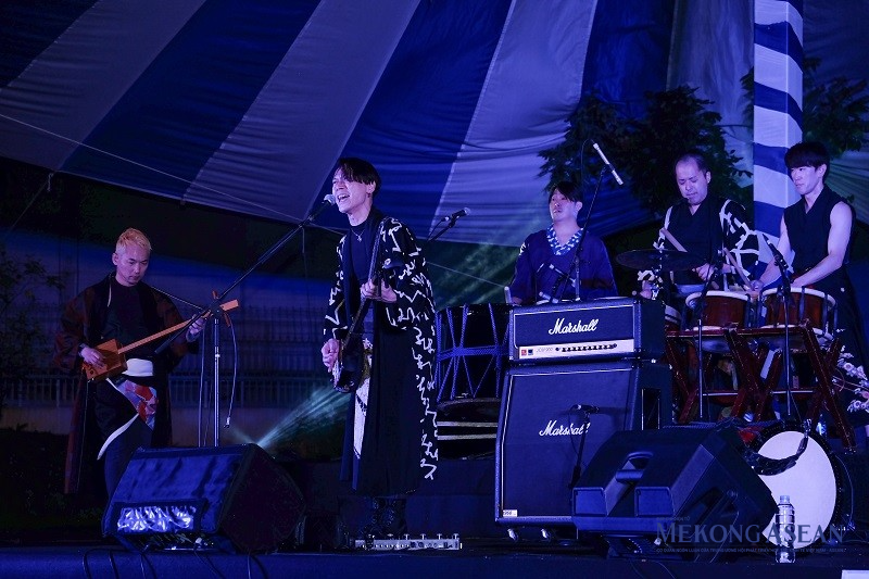Bati-Holic là nhóm nhạc rock thành lập tại Kyoto (Nhật Bản) năm 2004 gồm 5 thành viên, nổi bật với phong cách âm nhạc “Taiko Drum Rock” - kết hợp giữa nhịp điệu mạnh mẽ của trống taiko và giai điệu sôi động từ guitar ba dây. Ảnh: Tùng Dương/555win Login Bati-Holic là nhóm nhạc rock thành lập tại Kyoto (Nhật Bản) năm 2004 gồm 5 thành viên, nổi bật với phong cách âm nhạc “Taiko Drum Rock” - kết hợp giữa nhịp điệu mạnh mẽ của trống taiko và giai điệu sôi động từ guitar ba dây. Ảnh: Tùng Dương/555win Login