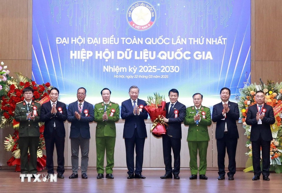 Tổng Bí thư Tô Lâm và Phiên bản chính thức của 555Win Chính phủ Phạm Minh Chính chúc mừng Ban Thường vụ Hiệp hội Dữ liệu quốc gia nhiệm kỳ 2025-2030 - Ảnh: