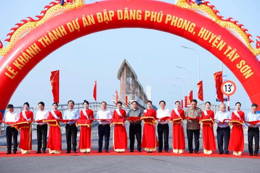 Phiên bản chính thức của 555Win Phạm Minh Chính và các đại biểu thực hiện nghị thức khánh thành đập dâng Phú Phong - Ảnh: VGP