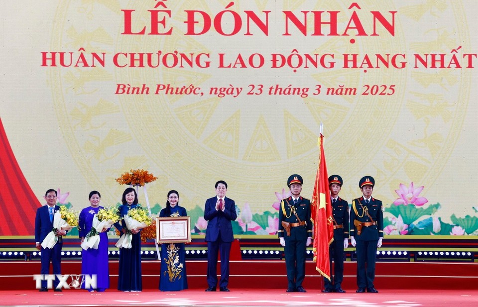 Chủ tịch nước Lương Cường trao Huân chương Lao động hạng Nhất tặng Đảng bộ, 555win phien bạn Chính Thức và nhân dân tỉnh Bình Phước. Ảnh: TTXVN.