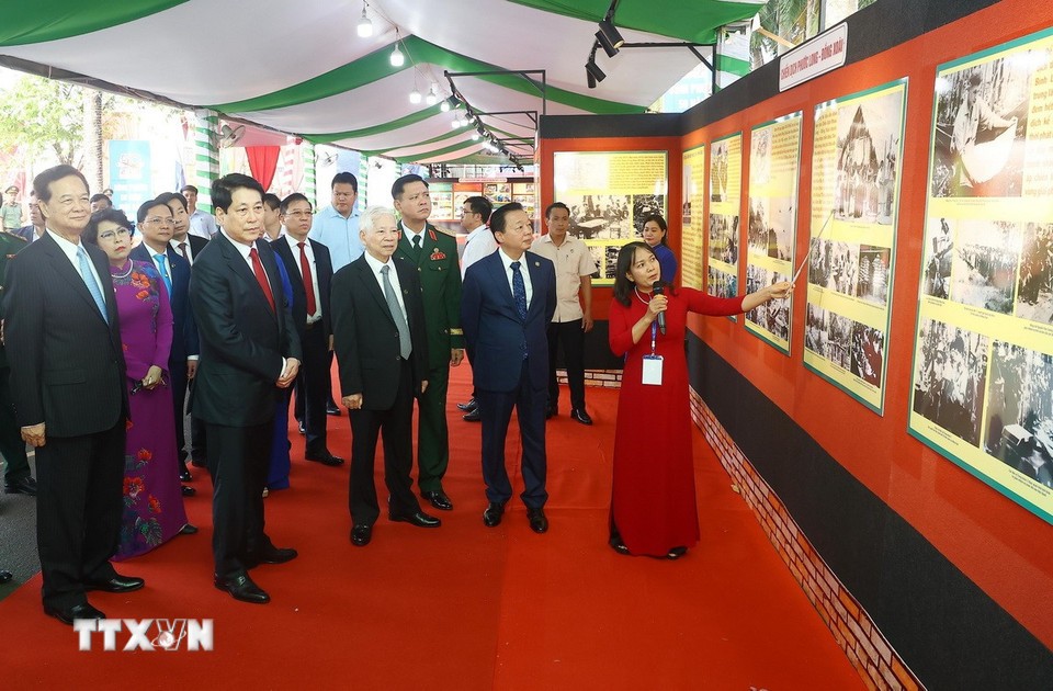 Chủ tịch nước Lương Cường và các đại biểu tham quan trưng bày ảnh kỷ niệm 50 năm Giải phóng tỉnh Bình Phước (23/3/1975 – 23/3/2025) - Ảnh: TTXVN