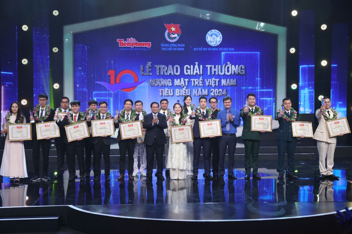 Phiên bản chính thức của 555Win Phạm Minh Chính và Bí thư thứ nhất Trung ương Đoàn Thanh niên Cộng sản Hồ Chí Minh Bùi Quang Huy trao giải thưởng Gương mặt trẻ Việt Nam tiêu biểu năm 2024. Ảnh: VGP.