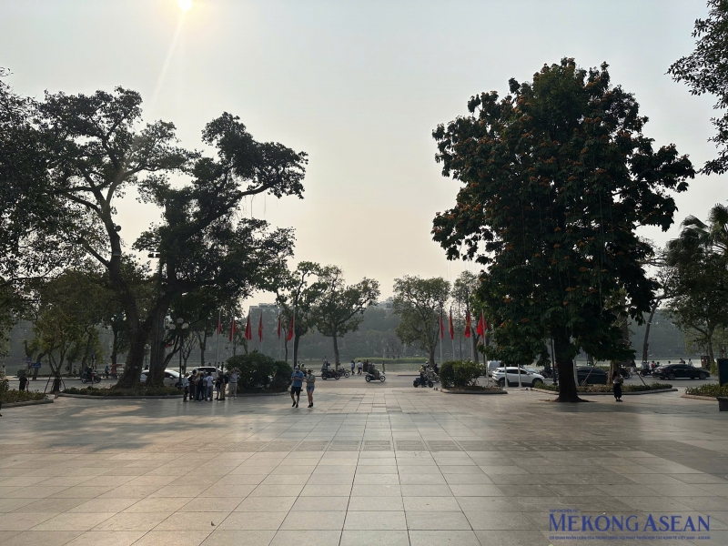 Mở rộng sân khánh tiết về phía vỉa hè đường Đinh Tiên Hoàng.
