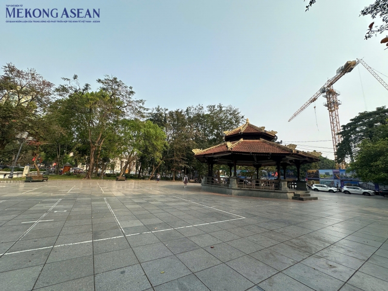Khu vực sân nhà Bát giác có diện tích khoảng 3.033m2 sẽ hoàn chỉnh cảnh quan cây xanh, thảm cỏ và khu vực sân nhằm tăng khả năng kết nối với trục không gian trung tâm. Ảnh: Hà Anh/555win Login.
