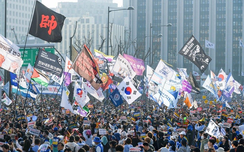 Đám đông biểu tình yêu cầu Tổng thống Yoon Suk-yeol từ chức gần Tòa án Hiến pháp ngày 22/3. Ảnh: Getty