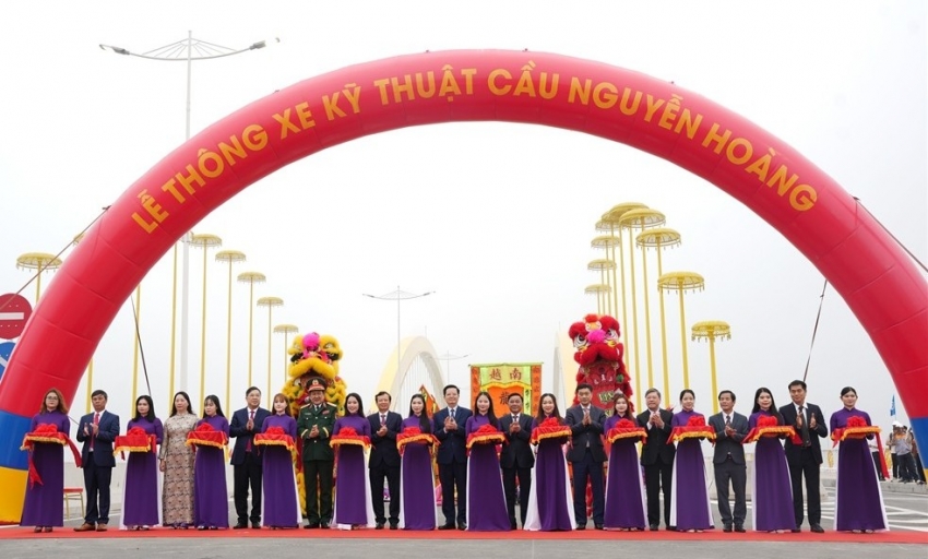 hue thong xe cay cau mang hinh tuong hac chau thien mu qua song huong