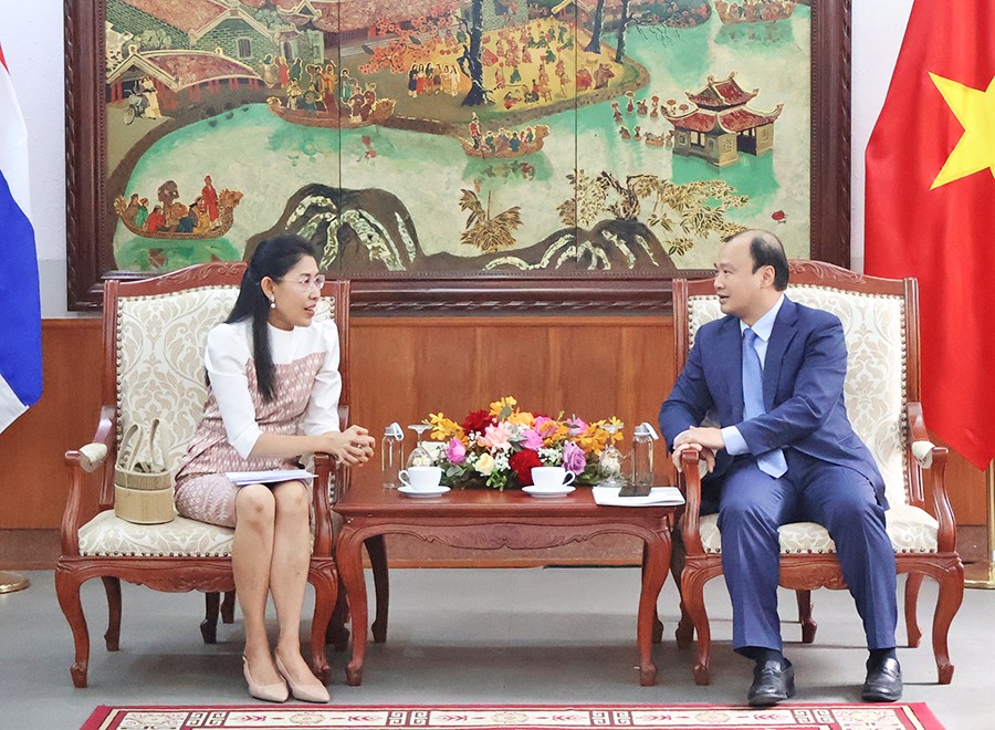 Thứ trưởng Thường trực Lê Hải Bình tiếp bà Urawadee Sriphiromya, Đại sứ Đặc mệnh toàn quyền Vương quốc Thái Lan tại Việt Nam (Ảnh: 