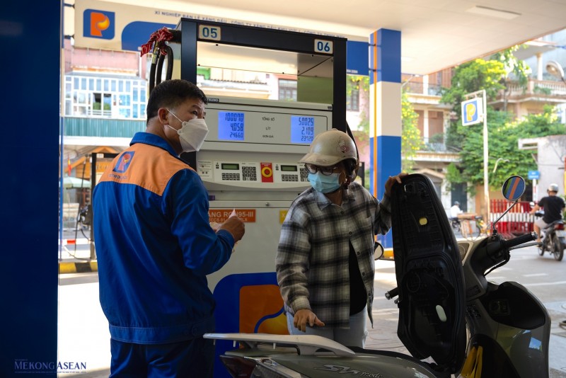 Giá xăng tăng phiên thứ hai liên tiếp
