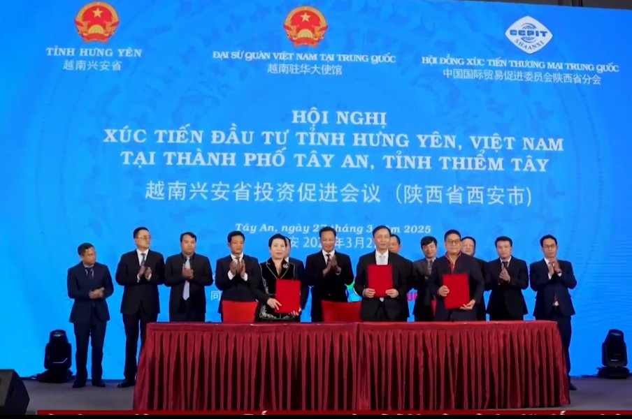 Ông Nguyễn Hùng Nam, Phó Chủ tịch UBND tỉnh Hưng Yên ký kết bản ghi nhớ với liên danh các nhà đầu tư. Ảnh BHY.