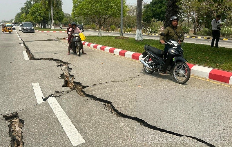 Một đoạn đường ở Naypyidaw (Myanmar) chịu thiệt hại do động đất. Ảnh: Getty