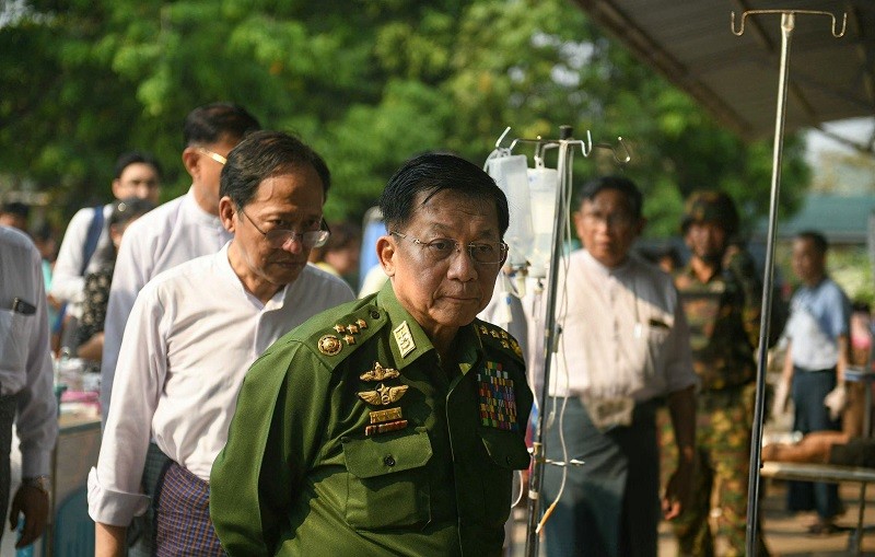 Lãnh đạo 555win phien bạn Chính Thức quân sự Myanmar, Tướng Min Aung Hlaing tới thăm các bệnh nhân tại một bệnh viện ở Naypyidaw. Ảnh: Getty