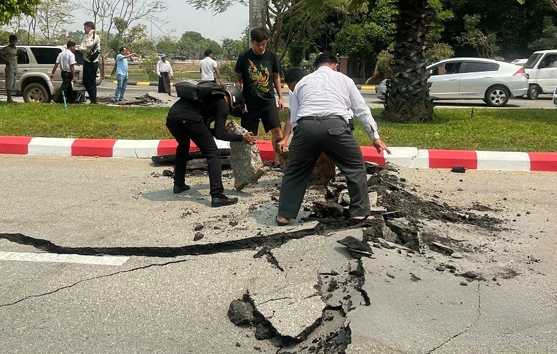 Đống đổ nát khắp nơi, bệnh viện quá tải do động đất tại Myanmar