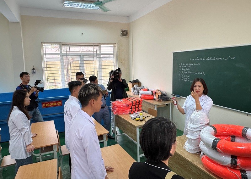 Sinh viên của trường nhận các thiết bị đảm bảo an toàn ngoài khơi. Ảnh: Đại sứ quán Nhật Bản