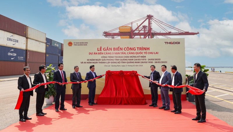 Gắn biển công trình Bến cảng 5 vạn tấn tại Cảng quốc tế Chu Lai: Bước ngoặt mới cho logistics miền Trung