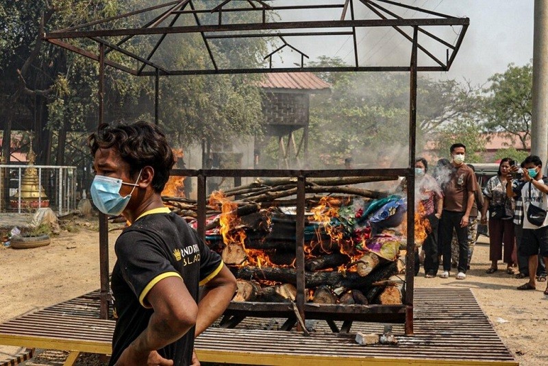 Lò hỏa táng “tạm thời” dựng thêm ngay bên ngoài một nghĩa trang ở thành phố Mandalay. Ảnh: Myanmar Now
