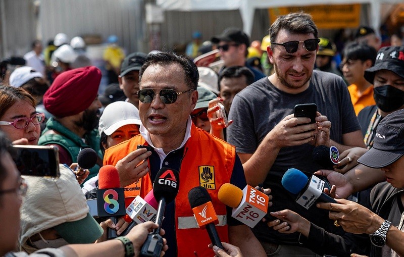 Bộ trưởng Anutin Charnvirakul đến hiện trường vụ sập tòa nhà tại Bangkok. Ảnh: Getty