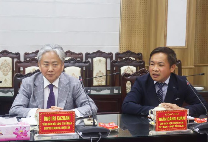 Giáo sư Trần Đăng Xuân - Giáo sư tại Đại học Hiroshima, Chủ tịch Hội Chuyên gia Việt Nam - Nhật Bản (bên phải)  phát biểu tại buổi làm việc.