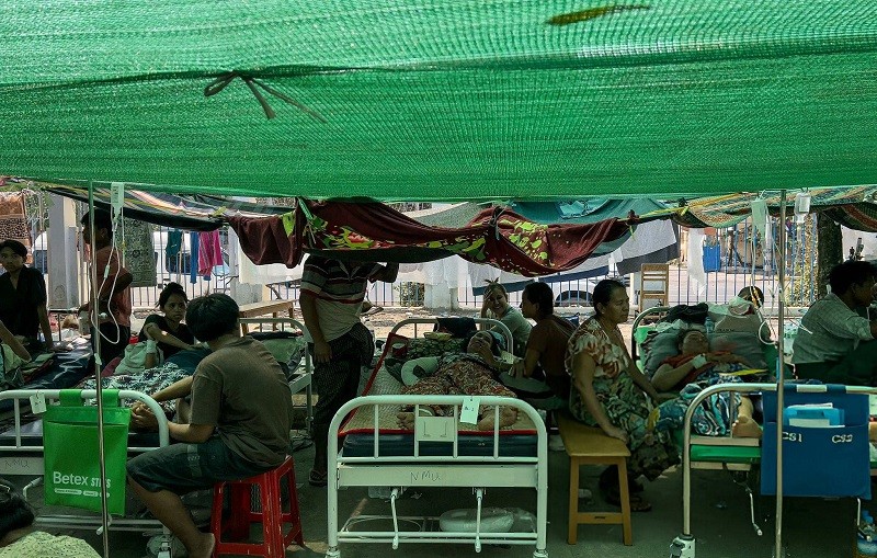 Các bệnh nhân phải nằm tại bãi đỗ xe do bệnh viện quá tải. Ảnh: Getty